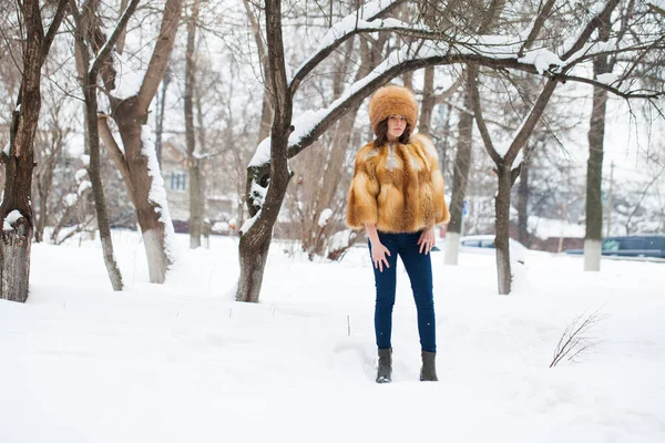 Όμορφη κοπέλα με ένα γούνινο καπέλο και ένα γούνινο παλτό της κόκκινης αλεπούς — Φωτογραφία Αρχείου