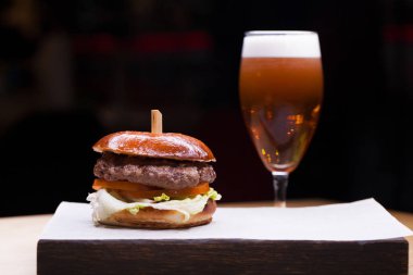 Lezzetli ızgara karides ve biftek burger marul ile 