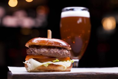 Lezzetli ızgara karides ve biftek burger marul ile 