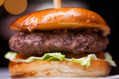 Lezzetli ızgara karides ve biftek burger marul ile 