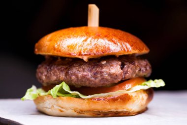 Lezzetli ızgara karides ve biftek burger marul ile 