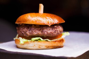 Lezzetli ızgara karides ve biftek burger marul ile 