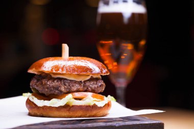 Lezzetli ızgara karides ve biftek burger marul ile 