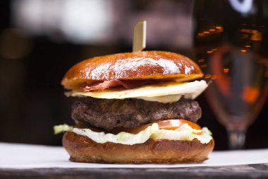 Lezzetli ızgara karides ve biftek burger marul ile 