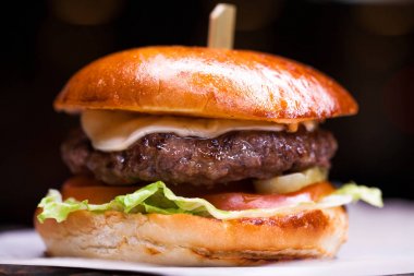 Lezzetli ızgara karides ve biftek burger marul ile 