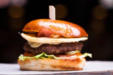 Lezzetli ızgara karides ve biftek burger marul ile 