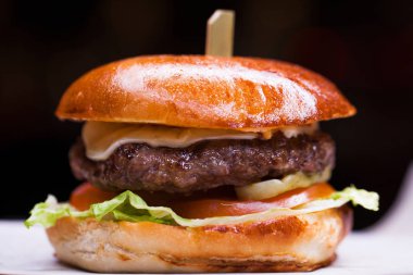 Lezzetli ızgara karides ve biftek burger marul ile 