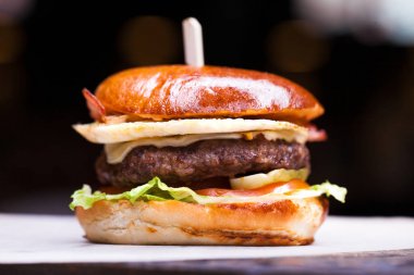 Lezzetli ızgara karides ve biftek burger marul ile 