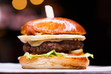 Lezzetli ızgara karides ve biftek burger marul ile 