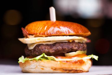 Lezzetli ızgara karides ve biftek burger marul ile 