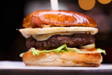 Lezzetli ızgara karides ve biftek burger marul ile 
