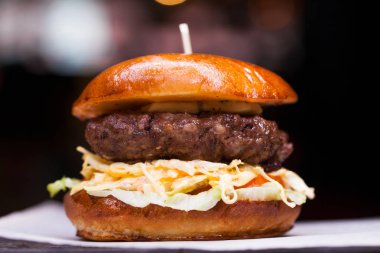 Lezzetli ızgara karides ve biftek burger marul ile 