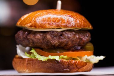 Lezzetli ızgara karides ve biftek burger marul ile 