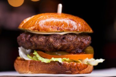Lezzetli ızgara karides ve biftek burger marul ile 