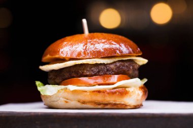 Lezzetli ızgara karides ve biftek burger marul ile 