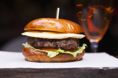 Lezzetli ızgara karides ve biftek burger marul ile 