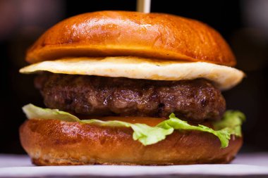 Lezzetli ızgara karides ve biftek burger marul ile 