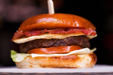 Lezzetli ızgara karides ve biftek burger marul ile 