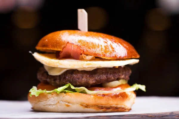 Smaczny grillowane krewetki i wołowiny burger z sałatą — Zdjęcie stockowe