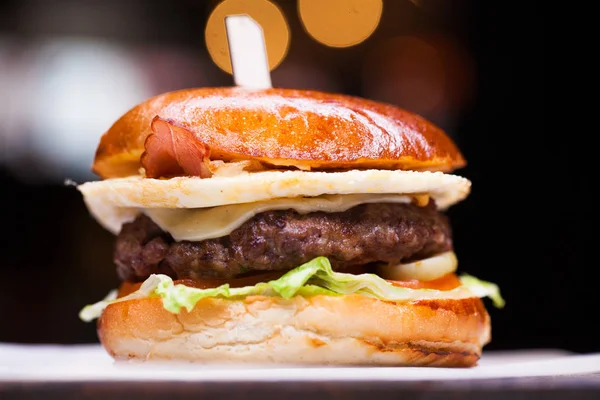 Gustosi hamburger di gamberetti grigliati e manzo con lattuga — Foto Stock