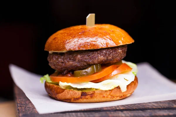 Chutné grilované krevety a hovězí burger s hlávkovým salátem — Stock fotografie