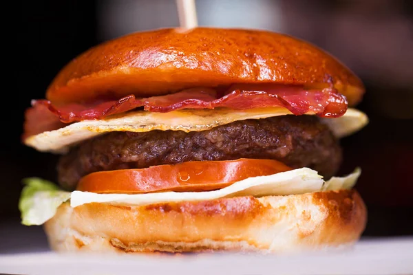 Lezzetli ızgara karides ve biftek burger marul ile — Stok fotoğraf