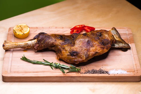 Pezzo grosso di agnello sull'osso - piatto ristorante agnello grigliato lam — Foto Stock