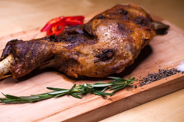 Kemik - kuzu budunu lam restoran yemek kuzu ızgara — Stok fotoğraf