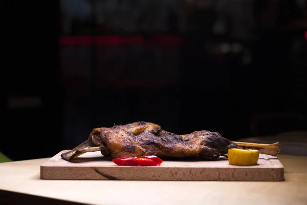 Pezzo grosso di agnello sull'osso - piatto ristorante agnello grigliato lam — Foto Stock