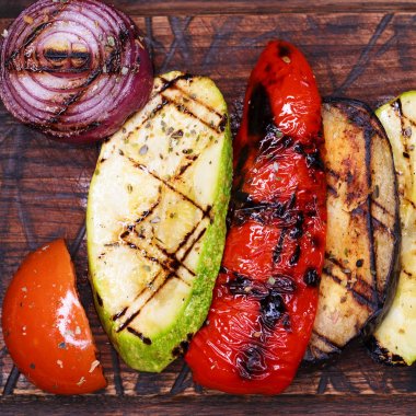 Ahşap tabak üzerinde farklı renkteki ızgara sebze 