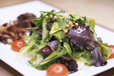 Roka ve kızarmış yağlı mantar ve karaciğer ile salata