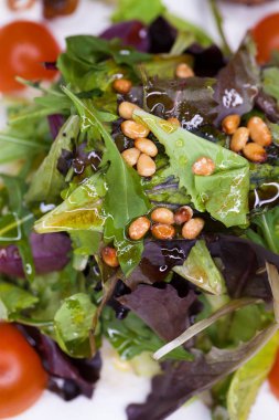 Roka ve kızarmış yağlı mantar ve karaciğer ile salata