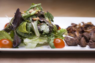 Roka ve kızarmış yağlı mantar ve karaciğer ile salata