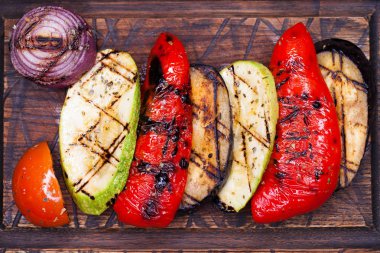 Ahşap tabak üzerinde farklı renkteki ızgara sebze 