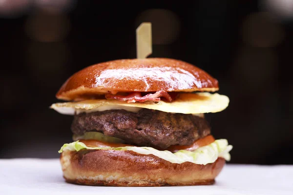 Rychlé občerstvení s tradiční chutný hamburger — Stock fotografie