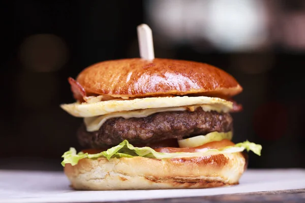 Fast food com hambúrguer saboroso tradicional — Fotografia de Stock