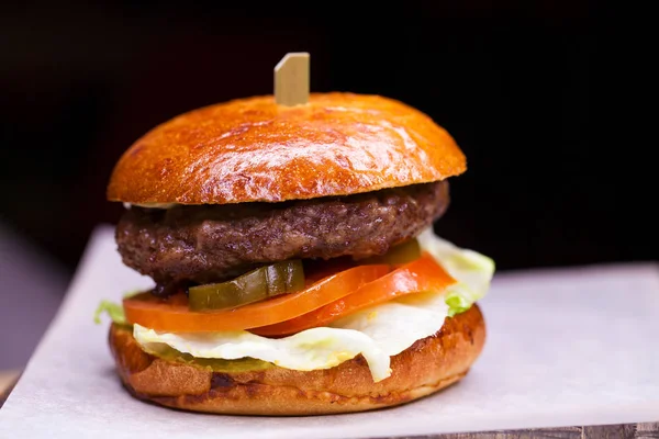 Rychlé občerstvení s tradiční chutný hamburger — Stock fotografie
