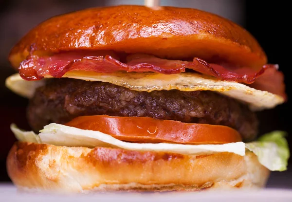 Fast food geleneksel lezzetli hamburger ile — Stok fotoğraf