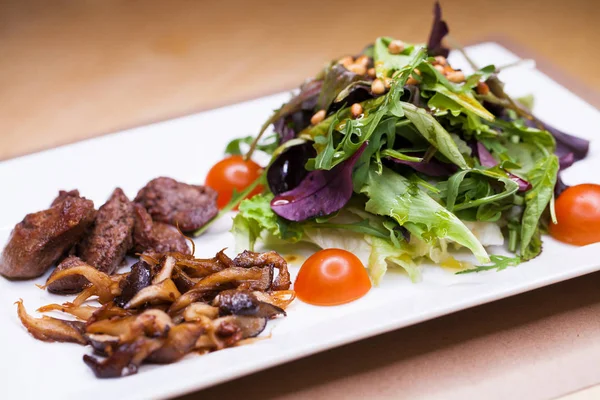 Sallad med ruccola och stekt svamp och levern — Stockfoto