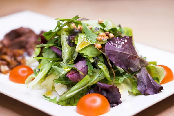Salade met rucola en gebakken champignons en lever — Stockfoto