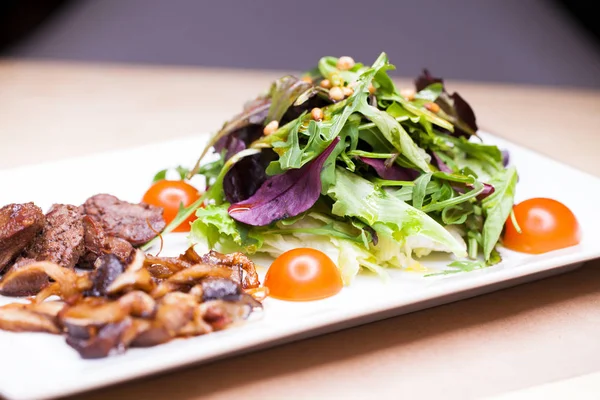 Sallad med ruccola och stekt svamp och levern — Stockfoto