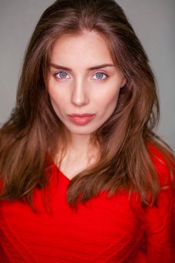 Stüdyo portre genç kadın ring flaş etkisi ile