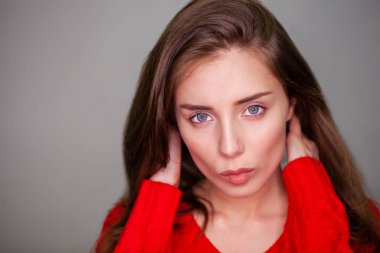 Stüdyo portre genç kadın ring flaş etkisi ile