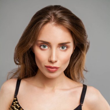 Güzel bir kadın yüzü kapatmak portre studio 