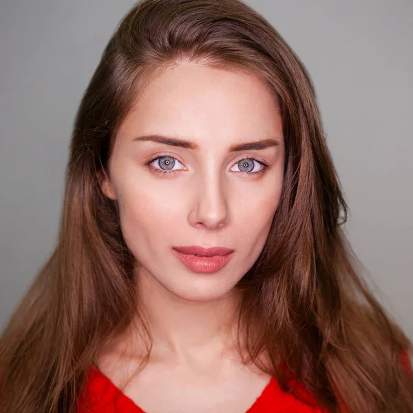 Studio portrait young woman with ring flash effect — Stock Photo, Image