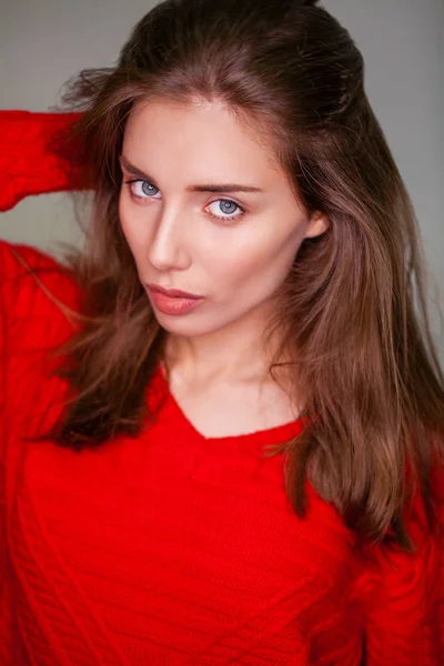 Studio portrait young woman with ring flash effect — Stock Photo, Image