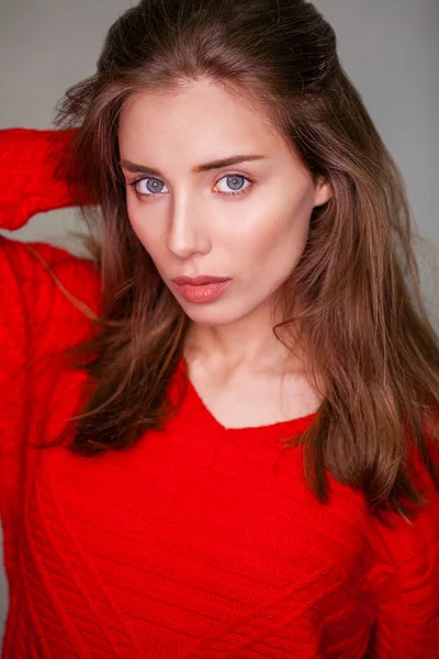 Studio portrait young woman with ring flash effect — Stock Photo, Image