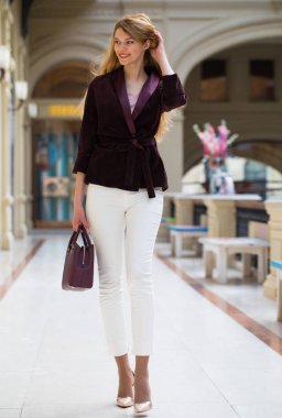 Güzel sarışın kadın beyaz pantolon ve kadife ceket 