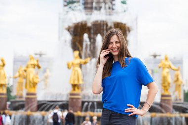 Güzel genç esmer kadın telefon ederken