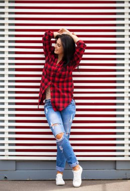 Güzel bir genç kadının portresi tam uzunlukta 